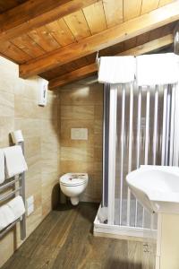 カパンノリにあるVILLA GIOVANNA - Guest House Luccaのトイレと洗面台付きのバスルーム