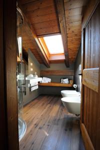 uma casa de banho com 2 lavatórios e uma clarabóia em B&B il Sambuco em Vignola
