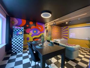 uma sala de jantar com uma mesa e um ecrã de projecção em Capsule illusion - Balneo - Switch 2 - Mons Centre em Mons