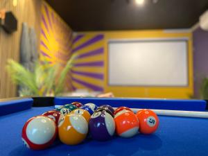 um grupo de bolas de bilhar numa mesa de bilhar em Capsule illusion - Balneo - Switch 2 - Mons Centre em Mons mais 32 fotografias