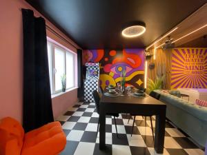 uma sala de estar com uma mesa e um sofá em Capsule illusion - Balneo - Switch 2 - Mons Centre em Mons