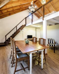a dining room with a wooden table and chairs at BOG Departamento centro - Vista Horizonte in Villa La Angostura