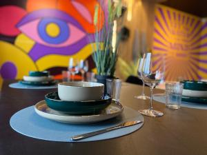 uma mesa com pratos de comida e copos de vinho em Capsule illusion - Balneo - Switch 2 - Mons Centre em Mons