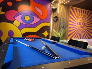 uma mesa de bilhar em uma sala com uma parede que tem um olho em Capsule illusion - Balneo - Switch 2 - Mons Centre em Mons