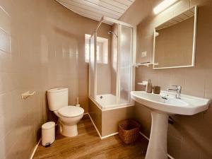 une salle de bain avec un lavabo et des toilettes et un lavabo dans l'établissement Apartamento en Girona, à Tor 23 autres photos