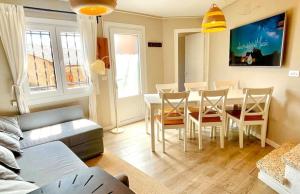 un salon avec une table et des chaises de salle à manger dans l'établissement Apartamento en Girona, à Tor