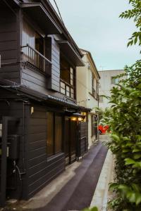 une rue vide devant un immeuble dans l'établissement 東京下町生活, à Tokyo