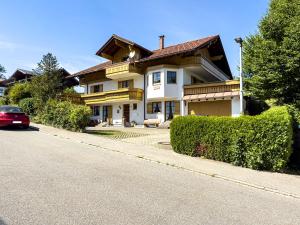 een groot huis met een auto ervoor geparkeerd bij Landhaus Steibis - Seelekopf in Steibis