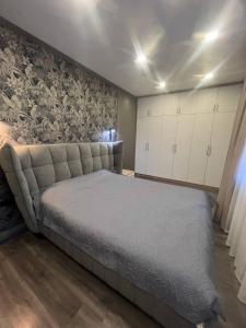 House at the foot of the mountains, Ala Archa park is 10 min walk في Baytyk: غرفة نوم بسرير كبير ودواليب بيضاء +21 صورة