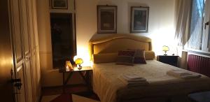 une chambre avec un lit avec deux lampes dessus dans l'établissement EliT alle porte del Chianti, à Cavriglia