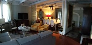 un salon avec un canapé et une salle à manger dans l'établissement EliT alle porte del Chianti, à Cavriglia