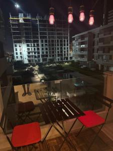 Una vista de una ciudad de noche con sillas y luces. en Studio Zenata Central Park Près de la plage Vue Piscine, en Aïn Harrouda