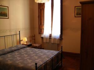 una camera con letto e finestra di B&B Santa Chiara a Sulmona