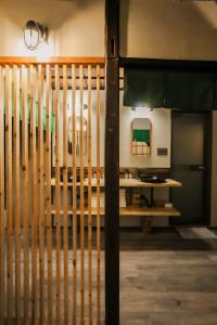une clôture en bois dans une pièce avec une table dans l'établissement 東京下町生活, à Tokyo