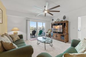 een woonkamer met een bank en een tv bij Oceanwalk 11-603 in Bottle Island