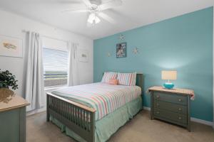 een kleine slaapkamer met een bed en een raam bij Oceanwalk 11-603 in Bottle Island +65 foto's