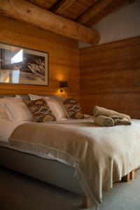Ένα ή περισσότερα κρεβάτια σε δωμάτιο στο NEW Luxury Chalet Sapins - PRIVATE POOL- Mountains VIEW - Family & Comfort - SPECIAL LAUNCH OFFER