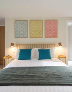 Un dormitorio con una cama grande con almohadas azules. en Limeworks Hemmel, en Holburn