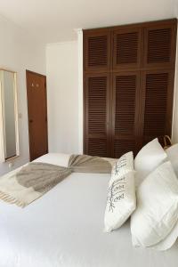 Giường trong phòng chung tại Soar Home l Airport l Olivais