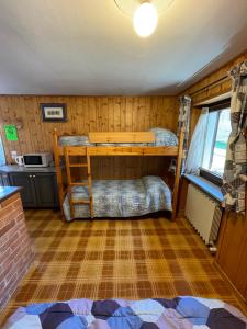a room with two bunk beds in a house at Appartamento Blu - Cerise in Cerise
