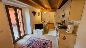 cocina con encimera y cocina con fregadero en Casa del Bitto, en Pedesina