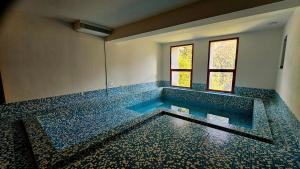 baño con bañera grande y ventana en Casa del Bitto, en Pedesina