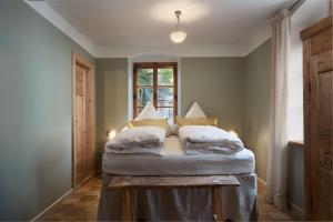 Ένα ή περισσότερα κρεβάτια σε δωμάτιο στο Das Krämerhaus by Alpine Host Helpers