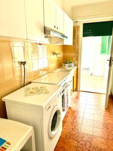 a kitchen with a washing machine in a kitchen at villa De Simone in Campomarino