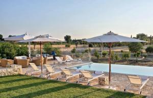 Bazén v ubytování Masseria Saccente nebo v jeho okolí