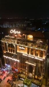 un grand bâtiment avec des lumières allumées la nuit dans l'établissement Hotel Golden Amulya Rest Wings, à Yelahanka