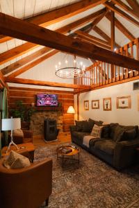 a living room with a couch and a fireplace at Outdoors Sleeps7 Family Getaway Fun Arcade Villa in Rockbridge