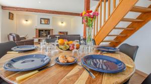 a wooden table with blue plates and a bowl of fruit at L escale champenoise in Plessis-Barbuise