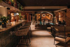 un restaurante con una fila de sillas y un bar en Hotel Fratelli, en Karlstad