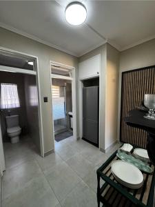 Cette chambre comprend une salle de bains pourvue de toilettes et d'un lavabo. dans l'établissement Willow Cottage, à Evander