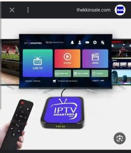 une personne tenant une télécommande à côté d'un téléviseur dans l'établissement Appartement de vacances BERALMAR CHEZ HOUDA, à Assilah