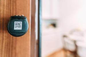une poignée de porte noire sur une porte en bois dans l'établissement Palladio Apartment - Vista Fiume, In Centro con Garage, à Vicence