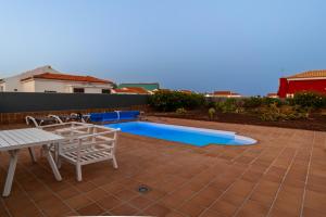 Kolam renang di atau dekat dengan Villa Skawi