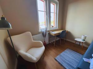 - un salon avec une chaise, une table et une fenêtre dans l'établissement Haevn Altes Pfarrhauss Marienfliess, à Stepenitz 29 autres photos