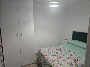 アルモドバル・デル・リオにあるEl capricho de Olgaのベッドルーム1室(ベッド1台、白いキャビネット付)