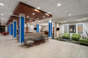 eine Lobby eines Krankenhauses mit Stühlen und Tischen in der Unterkunft Holiday Inn Express Durango Downtown- Animas River in Durango