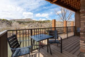 einen Tisch und Stühle auf einer Terrasse mit Aussicht in der Unterkunft Holiday Inn Express Durango Downtown- Animas River in Durango