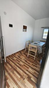 comedor con mesa y sillas en un suelo de madera en Lavalle dpto 3, en Santiago del Estero