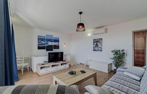 Μια τηλεόραση ή/και κέντρο ψυχαγωγίας στο Villa Marinovic by Villas Guide