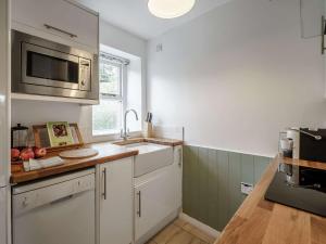 Η κουζίνα ή μικρή κουζίνα στο 2 Bed in Croglin 83330