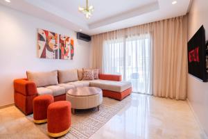 una sala de estar con un sofá y una mesa en Modern Apartment Pool Balcony & Comfort, en Aïn Harrouda