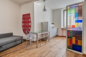 a living room with a glass table and a couch at Città alta Apartment-comfort in Bergamo