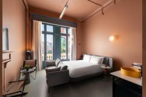 een hotelkamer met een bed en een raam bij grey l studio apartments Downtown Cairo Bidair House in Caïro