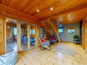 ein Wohnzimmer mit einer Treppe in einem Haus in der Unterkunft 3 Bed in Great Ayton 90427 in Great Ayton