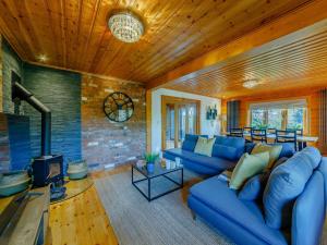 ein Wohnzimmer mit einer blauen Couch und einem Kamin in der Unterkunft 3 Bed in Great Ayton 90427 in Great Ayton
