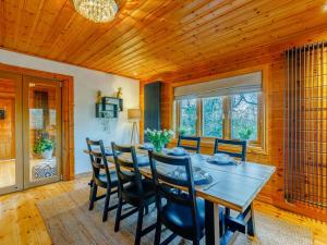 ein Esszimmer mit einer Holzdecke sowie einem Tisch und Stühlen in der Unterkunft 3 Bed in Great Ayton 90427 in Great Ayton